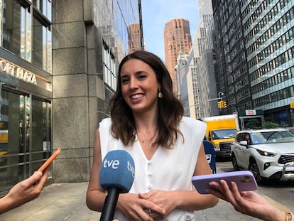 La ministra española de Igualdad, Irene Montero, habla con los medios de comunicación el 1 de julio, en Nueva York.