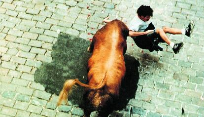 Un turista norteamericano es empitonado por un toro en los Sanfermines.