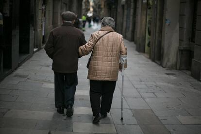 Una parella d'avis al barri del Raval de Barcelona.