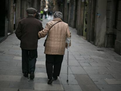 Una parella d'avis al barri del Raval de Barcelona.