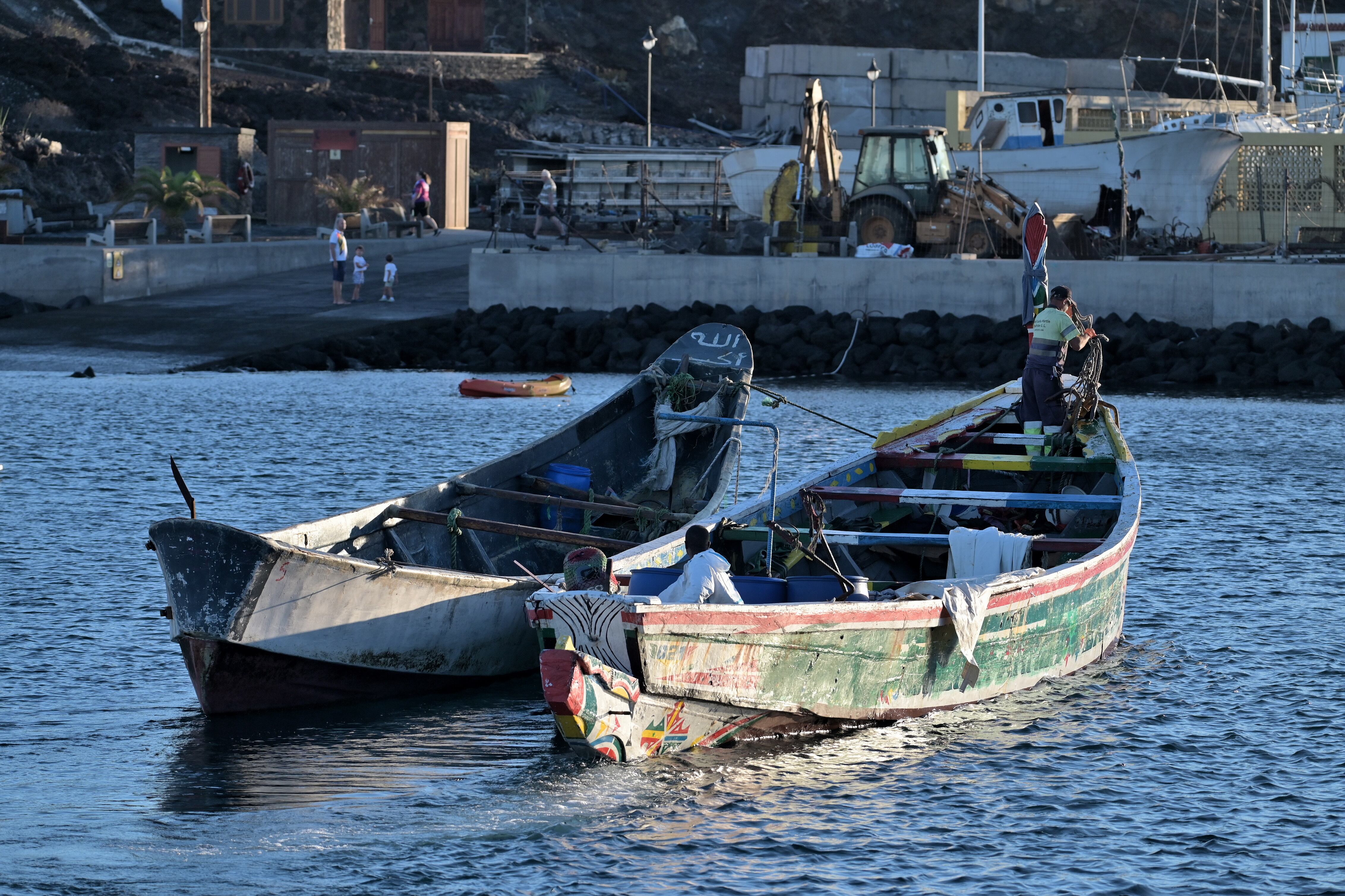 Dos cayucos en el puerto de La Restinga, en el El Hierro, este sábado.