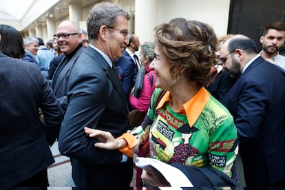 El líder del PP, Alberto Núñez Feijóo, junto con la vicepresidenta primera, María Jesús Montero, tras el pleno.