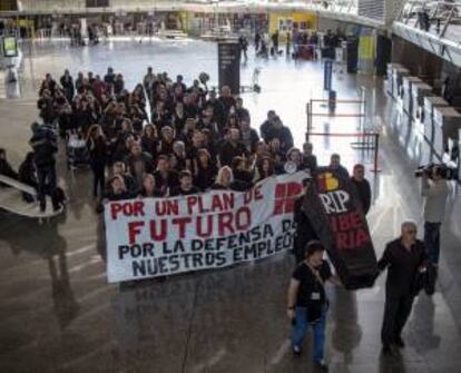 Trabajadores de Iberia protagonizan ayer en el aeropuerto de Bilbao una "marcha negra" a modo de funeral por la compañía, en protesta por el plan de reestructuración de la empresa, que incluye 3.807 despidos.