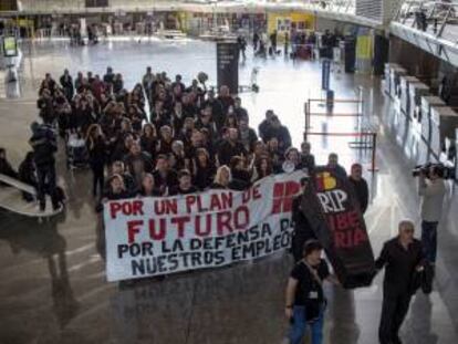Trabajadores de Iberia protagonizan ayer en el aeropuerto de Bilbao una "marcha negra" a modo de funeral por la compañía, en protesta por el plan de reestructuración de la empresa, que incluye 3.807 despidos.