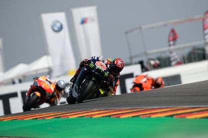 Fabio Quartararo (Yamaha), por delante de Pol Espargaró (Honda), en el GP de Alemania.