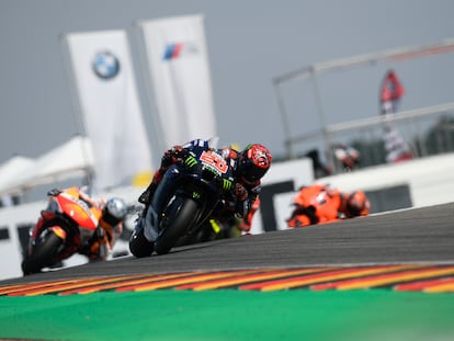 Fabio Quartararo (Yamaha), por delante de Pol Espargaró (Honda), en el GP de Alemania.