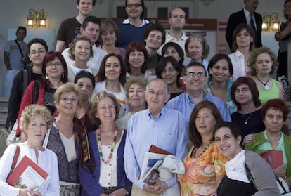 Juan Goytisolo con los alumnos del curso 'Guerra, periodismo y literatura' en Santander, en la Universidad Menéndez Pelayo, en 2006.