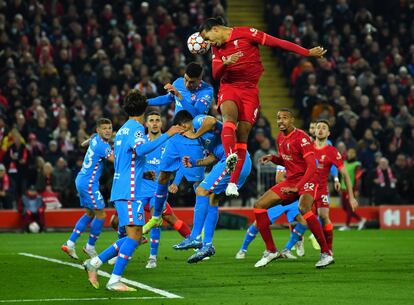 Virgil van Dijk remata de cabeza a la salida de un córner superando a los defensores del Atlético.