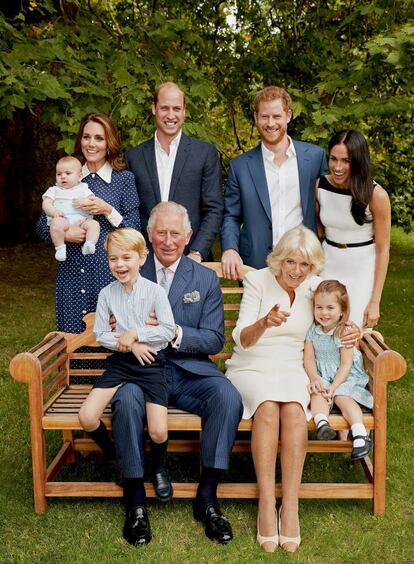 Carlos de Inglaterra posa con toda su familia con motivo de su 70 cumpleaños en una imagen distendida y singular.