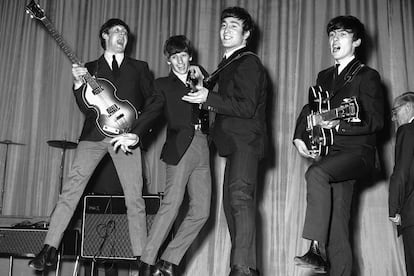 La primera aparición del grupo en la televisión estadounidense tuvo lugar en 1964 en el programa de Ed Sullivan y sus datos de audiencia dan buena cuenta de la Beatlemania que existía al otro lado del charco. Cerca de 73 millones de espectadores vieron su actuación (el 34% de la población estadounidense) y es considerada como una de las emisiones más vistas de la historia de la pequeña pantalla.