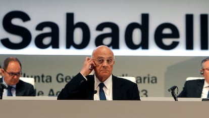 Josep Oliu, presidente del Sabadell, este jueves en Alicante durante la junta general de accionistas del banco.