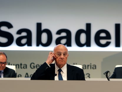 Josep Oliu, presidente del Banco Sabadell, durante la junta general de accionistas de 2023.