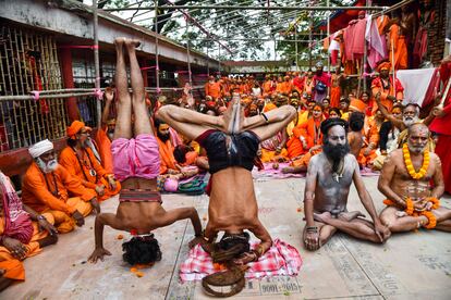 El yoga es más que una actividad física. En palabras del que fue uno de sus practicantes más famosos, B. K. S. Iyengar, "el yoga cultiva las formas de mantener una actitud equilibrada en la vida cotidiana y dota de capacidad en el desempeño de las acciones propias". En la imagen, 'sadhus' (monjes) practican yoga en el Templo de Kamakhya, dedicado a la diosa Śakti, situado en la colina Nilachal, en la parte occidental de la ciudad de Guwahati, en el Estado indio de Assam.