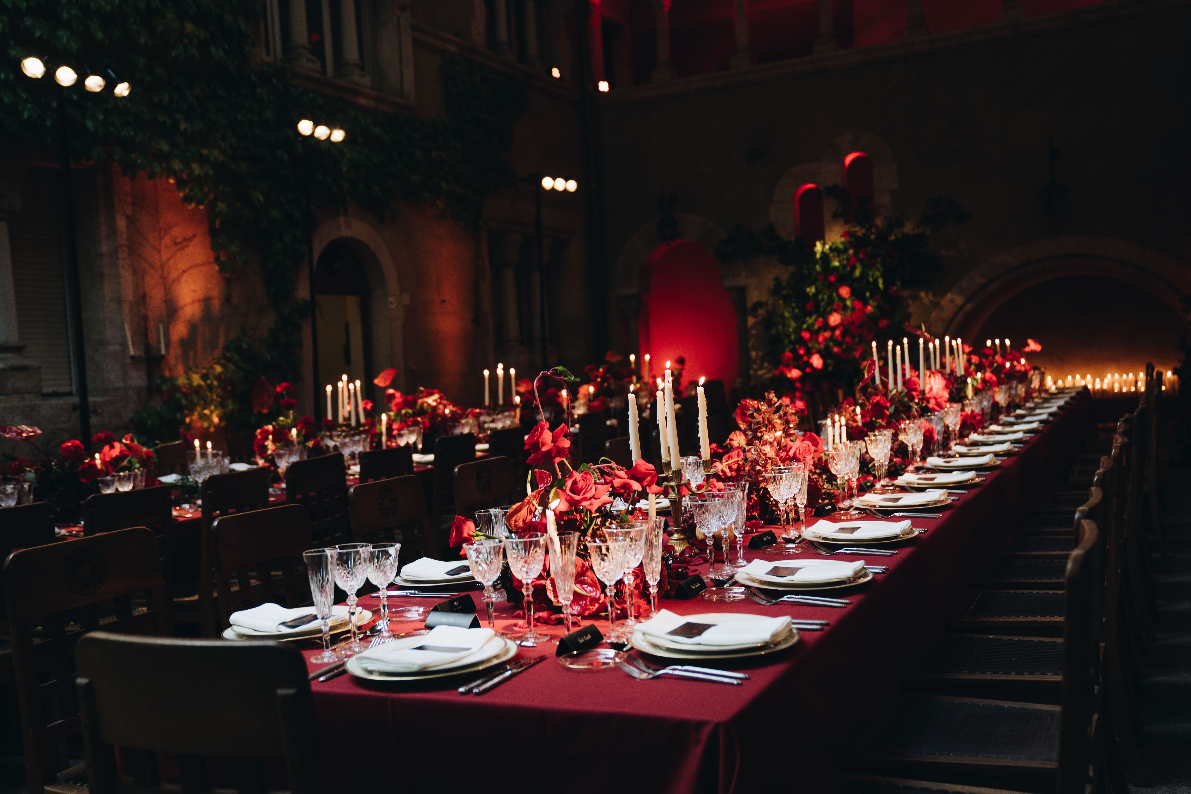 Las rosas rojas, el logo 'no oficial' de Willy Chavarria, pusieron la nota de color a la espectacular cena que tuvo lugar en La Comunidad Evangélica Alemana.