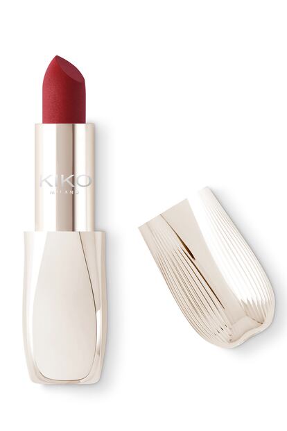 Sparkling Holiday Creamy Lipstick, tono 03 Passion Rouge, de Kiko (9,95 €). Su pigmentación es intensa y uniforme y tiene una consistencia cremosa y emoliente.
