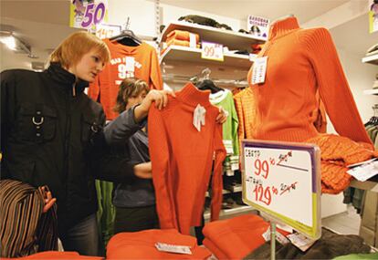Las prendas naranjas, tan cotizadas hace sólo un año, se venden ahora en las gangas de las tiendas de Kiev.