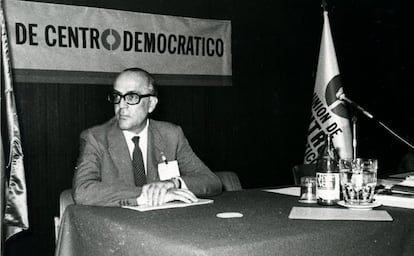 El presidente del Gobierno Leopoldo Calvo Sotelo, el 13 de julio de 1982, en la reunión del consejo político de UCD que eligió a Landelino Lavilla como presidente del partido