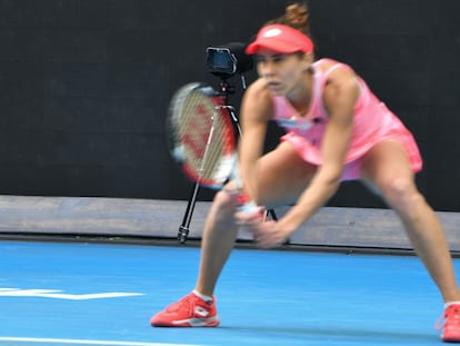 Buzarnescu se dispone a restar con una cámara a sus espaldas, ayer en Melbourne.