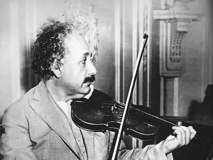 Albert Einstein toca el violín alrededor de 1931