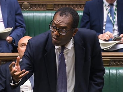 El ministro británico de Economía, Kwasi Kwarteng, responde este martes a las preguntas de los diputados en la Cámara de los Comunes