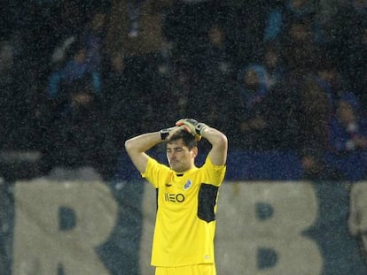 Iker Casillas lamenta sua falha no jogo contra o Vitória de Guimarães.