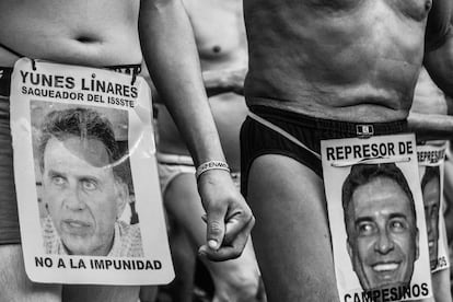 Varios manifestantes portan colgadas a la cintura fotos de Miguel Ángel Yunes Linares, diputado por el PAN (Partido Acción Nacional) a quien acusan de represión y despojo de tierras, además del desfalco al ISSSTE (Instituto de Seguridad y Servicios Sociales de los Trabajadores del Estado). “Yunes es un represor, un mentiroso, un saqueador, una persona que ha hecho su dinero a base de chingar al pueblo y puede darse el lujo de gozar de la impunidad”, acusa una de las encueradas, quien recuerda que el actual diputado federal del PAN por el Estado de Veracruz, está siendo investigado por ejercicio indebido del servicio público, peculado y enriquecimiento ilícito. 