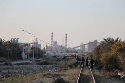 Niños de Shat el-Salem juegan a pocos metros del complejo industrial de GCT.