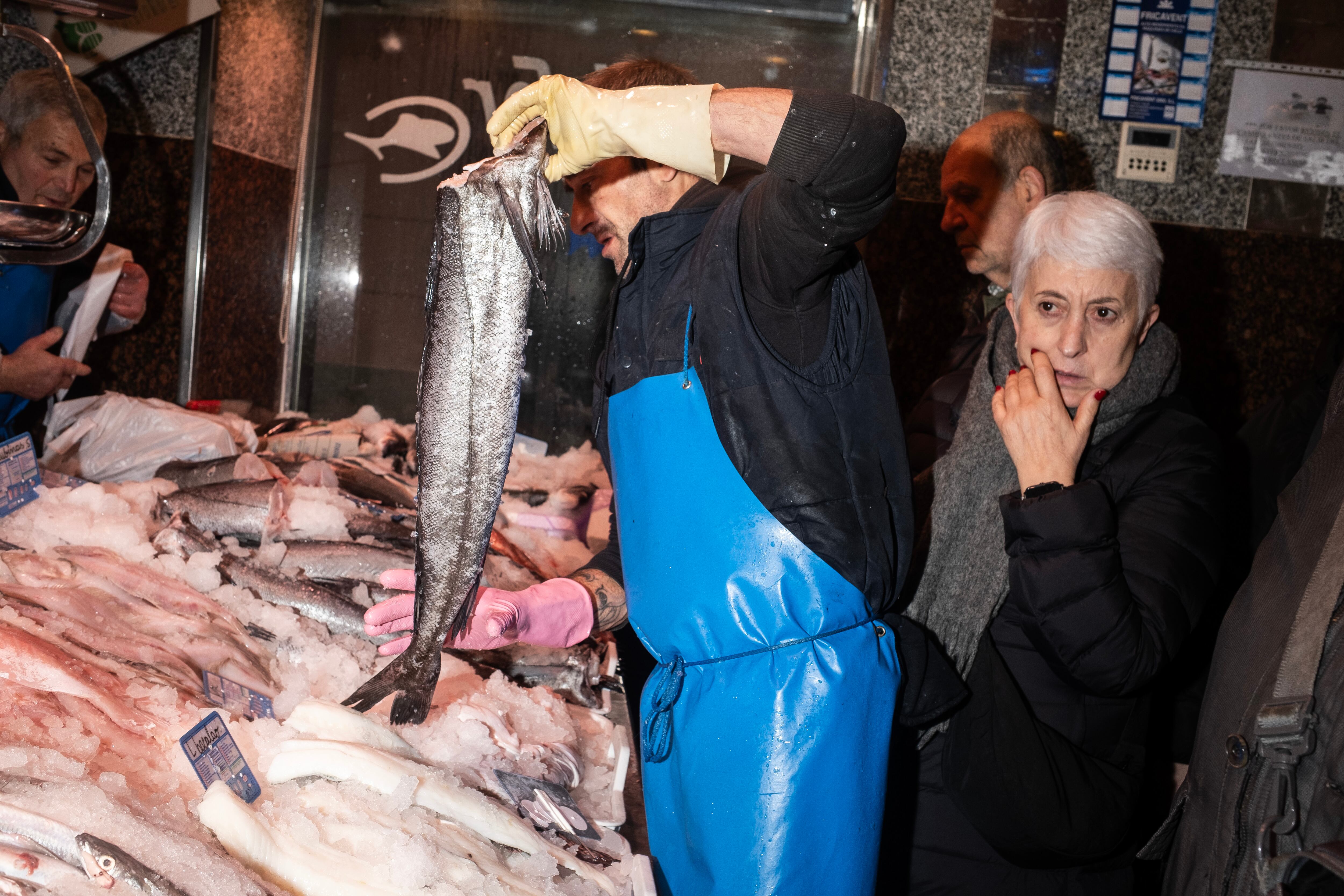
Uno de los pescaderos reparte el producto por el mostrador. 