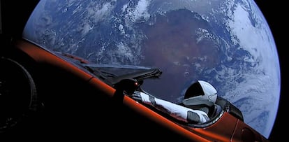 ElTesla Roadster adosado al cohete Falcon Heavy de SpaceX.