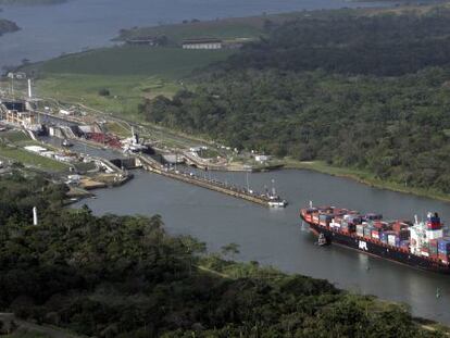 Esclusa del canal de Panamá a la altura de Colón.