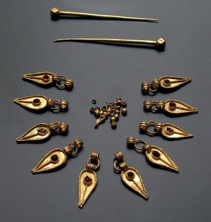 Piezas de uno de los collares y alfileres de oro que llevaba una joven sueva hallada en Mérida.
