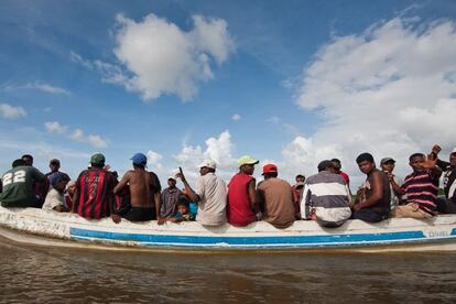 Honduras, 2011. Jóvenes buzos de Laka Tabila marchan a los puertos de Gracias a Dios para el comienzo de la temporada de pesca de langosta. Se jugarán la vida buceando en camiseta, pantalón corto, aletas y bombona de oxígeno, para ganar un pequeño sueldo que les permita mantenerse el resto del año. La foto fue tomada por casualidad, cuando un grupo de cooperantes iba a una isla. Se cruzaron con esta barca y se interesaron por lo que estaban haciendo.