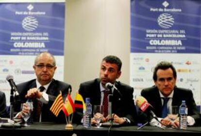 El consejero de Territorio y Sostenibilidad de la Generalitat de Cataluña, Santi Vila (c), el consejero de Empresa y Ocupación de la Generalitat de Cataluña, Felip Puig (i), y el presidente del Puerto de Barcelona, Sixte Cambra (d), fueron registrados este lunes durante una rueda de prensa en Bogotá (Colombia).