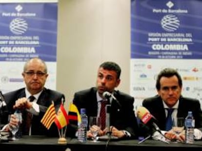 El consejero de Territorio y Sostenibilidad de la Generalitat de Cataluña, Santi Vila (c), el consejero de Empresa y Ocupación de la Generalitat de Cataluña, Felip Puig (i), y el presidente del Puerto de Barcelona, Sixte Cambra (d), fueron registrados este lunes durante una rueda de prensa en Bogotá (Colombia).