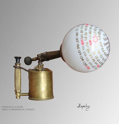 Todo vale: objetos tradicionales en desuso como los empleados en esta lámpara llamada Iluminando el pasado. / FRANCISCO ALEGRE