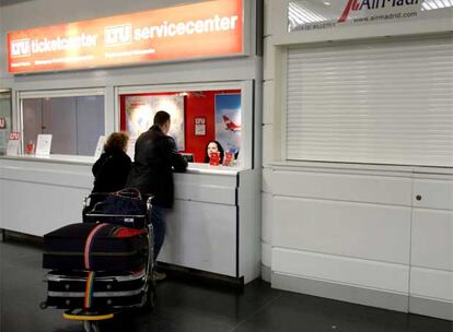 Mostrador de Air Madrid junto a otro de la compañía LTU en el aeropuerto de Barajas (Madrid).