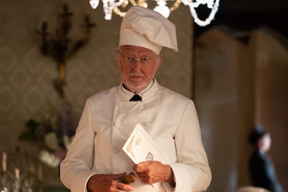 El chef Pierre Gagnaire, en la imagen caracterizado para la película, es uno de los cocineros más reputados de Francia y lidera un restaurante en París con tres estrellas Michelin. 