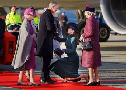 De izquierda a derecha, la reina de Dinamarca Margarita II, el rey Felipe VI, la princesa María y la princesa Benedicta, a la llegada de la Familia Real española al aeropuerto de Copenhague.
