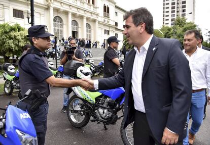 El ministro de Seguridad bonaerense, Cristian Ritondo, en un acto junto a polic&iacute;as, hace dos d&iacute;as.