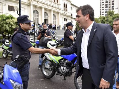 El ministro de Seguridad bonaerense, Cristian Ritondo, en un acto junto a polic&iacute;as, hace dos d&iacute;as.