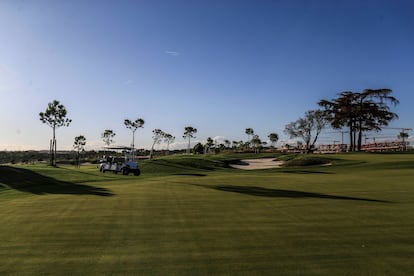 La Finca Golf Los Lagos es un nuevo campo de golf de 18 hoyos y 75 hectáreas que está en pleno proceso de construcción. Hay una parte ya finalizada y queda la zona que antes era el club de golf de Somosaguas. Tendrá un campo de prácticas y una casa club.