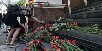 Una dona col·loca flors en honor de les víctimes de l'atac de Barcelona, a l'ambaixada d'Espanya de Moscou (Rússia).
