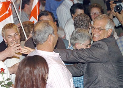Borrell saluda a simpatizantes socialistas en el mitin de Pamplona.