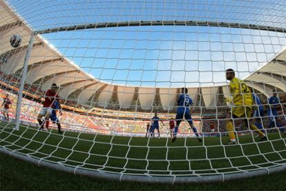 Lee-Jung Soo, en el momento de marcar, a los seis minutos de partido