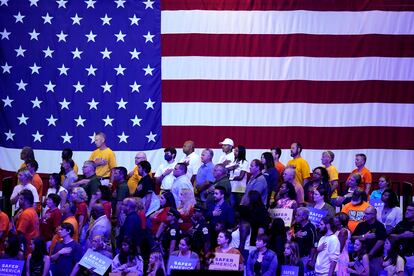 Público en pie para el himno nacional antes del discurso del presidente Joe Biden hable en el campus de la Universidad de Wilkes este martes.