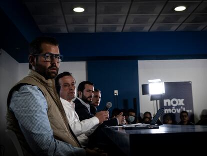 En primer plano Gabriel Solares, principal directivo de Querétaro, acompañado de Mikel Arriola, presidente de la Liga MX, Íñigo Riestra, secretario general de la Federación Mexicana de Fútbol y Adolfo Ríos, director deportivo de Gallos, durante una conferencia de prensa el 6 de marzo.