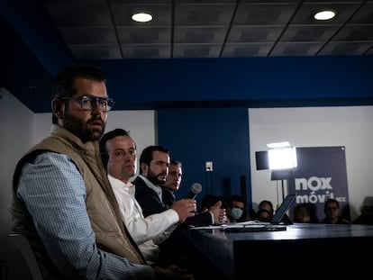 En primer plano Gabriel Solares, principal directivo de Querétaro, acompañado de Mikel Arriola, presidente de la Liga MX, Íñigo Riestra, secretario general de la Federación Mexicana de Fútbol y Adolfo Ríos, director deportivo de Gallos, durante una conferencia de prensa el 6 de marzo.