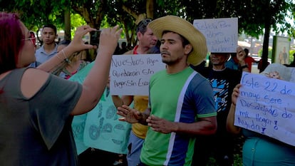 Integrantes de la Cooperativa El Bosque protestan frente a la residencial Las Piletas y Los Sueños, el 12 de mayo de 2025.