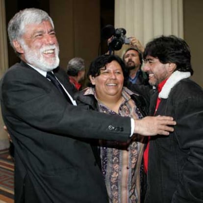 Familiares de desaparecidos durante la dictadura celebran ayer la decisión de procesar al ex dictador Pinochet.