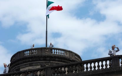 La bandera de M&eacute;xico en el Castillo de Chapultepec.